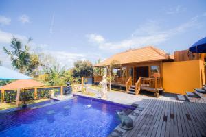 a villa with a swimming pool and a house at Lembongan Hilltop Retreat Villa in Nusa Lembongan