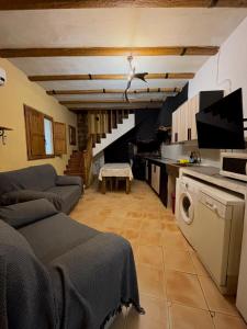 un soggiorno con cucina e una scala di Casa Alba a Xert