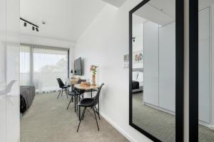 einen Spiegel in einem Zimmer mit Tisch und Stühlen in der Unterkunft Seaside Park by Solarento in Kołobrzeg