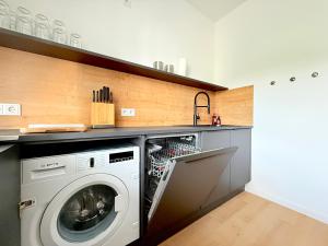 a laundry room with a washer and dryer at Smart Stayzz in Hamburg