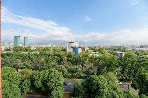 an aerial view of a city with trees and buildings at Большая трехкомнатная, с видом на горы in Zhezdi