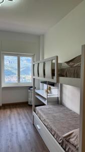 1 dormitorio con litera y 2 ventanas en Monolocale Riva Lake, en Valbrona 12 fotos más