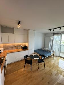 Η κουζίνα ή μικρή κουζίνα στο Cosy Studio Lubelska SkyRes City Center Free Parking Panoramic View