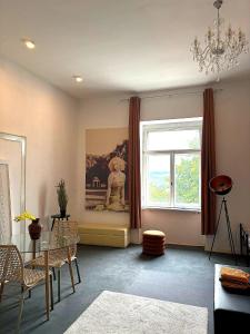 a living room with a chandelier and a window at Nr 10 Modernes helles Ferienzimmer für vier Personen familienfreundlich mit gemeinsamer Dusche in Annaberg-Buchholz