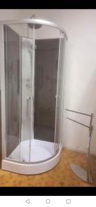 a shower with a glass enclosure in a room at Nr 10 Modernes helles Ferienzimmer für vier Personen familienfreundlich mit gemeinsamer Dusche in Annaberg-Buchholz