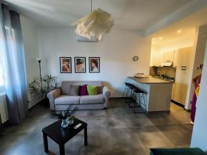 a living room with a couch and a kitchen at A casa nostra in Cosenza