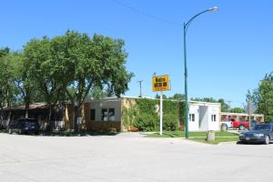 un cartello giallo su un palo vicino a una strada di Manitou Motor Inn a Manitou