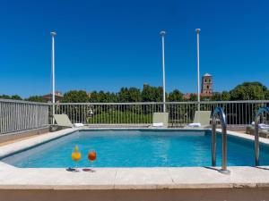 Πισίνα στο ή κοντά στο Mercure Arles Centre Arenes