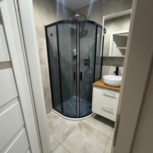 un baño con ducha y lavabo en Lubelska SkyRes City View & Free Parking, en Rzeszów 6 fotos más