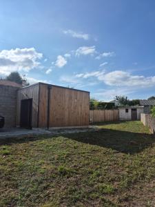 a backyard with a wooden fence and a gate at Escapade paisible Studio design à Saint-Mesmin in Saint-Mesmin