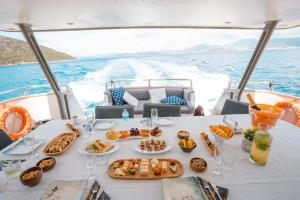 ein Tisch auf einem Boot mit Essen darauf in der Unterkunft Bona Dea 27m Motoryacht in Bodrum City