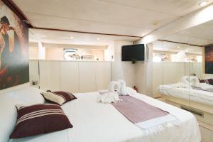 ein Schlafzimmer mit zwei Schwänen auf einem Bett in der Unterkunft Bona Dea 27m Motoryacht in Bodrum City