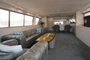 ein Wohnzimmer mit Sofa und Tisch in der Unterkunft Bona Dea 27m Motoryacht in Bodrum City