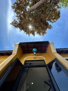 Un edificio con un cartel en la parte superior. en Richico Hoi An Villas, en Thanh Ðông (1)