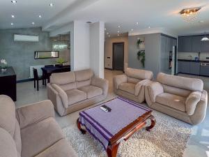 クシャダスにあるVilla Taliaのソファ2つとテーブルのあるリビングルーム