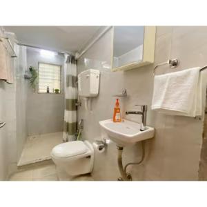 ein Badezimmer mit Toilette und Waschbecken in der Unterkunft African Sojourn 1 bed 2 bath Spacious Prkg Dominos 2 in Jāmb + 27 Fotos