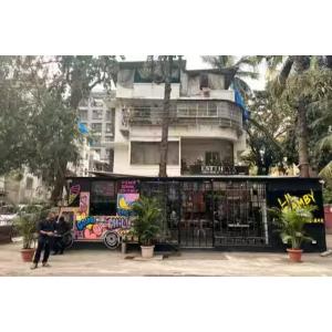 ein Gebäude mit einem Geschäft davor in der Unterkunft African Sojourn 1 bed 2 bath Spacious Prkg Dominos 2 in Jāmb