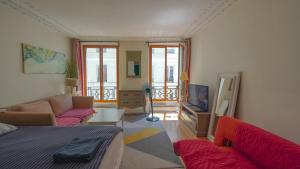 Una televisión o centro de entretenimiento en 002 wonderful Studio in montorgueil