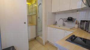 Una cocina o kitchenette en 002 wonderful Studio in montorgueil