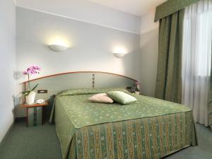 um quarto com uma cama com duas almofadas em Piramidi Hotel em Torri di Quartesolo