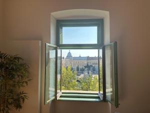 クルジュ・ナポカにあるHeart of the City Apartmentの建物が見える開いた窓