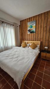 Postel nebo postele na pokoji v ubytování Yangla Home