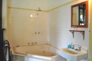 Koupelna v ubytování Ormiston House + 27 fotografií