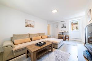 サラエボにあるFerhadija Residence 2-Bedroom Design apartment - Main streetのソファとコーヒーテーブルのあるリビングルーム