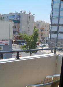 Un balcón o terraza de Destalo Court Larnaca Apartment