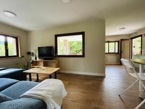 ein Wohnzimmer mit einem blauen Sofa und einem Tisch in der Unterkunft Casa Rural Raiz y Cumbre in Con