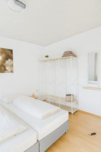 a white room with a bed and a table at Dein Ferienhaus in Andernach