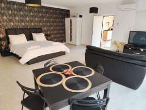 a hotel room with a bed and a table with a bowl on it at Verdizela Suites in Corroios