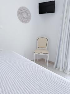 TV a/nebo společenská místnost v ubytování Aegean of Amorgos