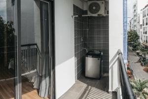 ein Mülleimer auf dem Balkon eines Gebäudes in der Unterkunft Carol Homestay & Apartment 5 in Đà Nẵng