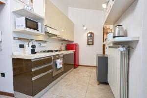 una cocina con estufa y microondas en Tacos House, en Empoli 2 fotos más