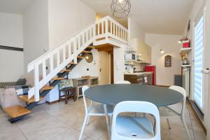 Un comedor con una mesa y una escalera. en Tacos House, en Empoli