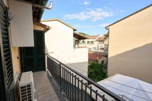 un balcón de un edificio con una puerta verde en Tacos House, en Empoli