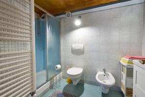 Un baño con inodoro, ducha y lavabo. en Tacos House, en Empoli