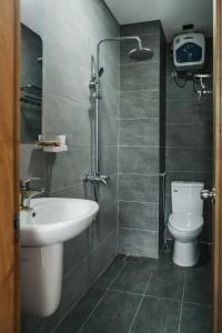 ein Badezimmer mit Dusche, Toilette und Waschbecken in der Unterkunft Carol Homestay & Apartment 5 in Đà Nẵng + 20 Fotos
