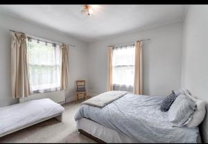 Ένα ή περισσότερα κρεβάτια σε δωμάτιο στο Hollies House