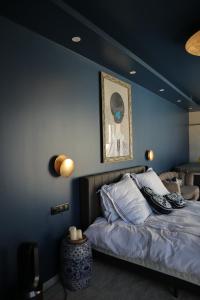 una camera da letto con un letto e un dipinto sul muro di Li li et rose - Suite avec jacuzzi privatif a Nantes