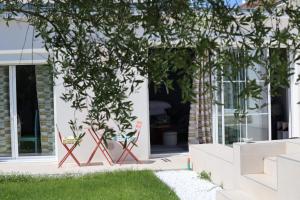 un paio di sedie sedute sul lato di una casa di Li li et rose - Suite avec jacuzzi privatif a Nantes
