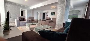 a living room with couches and a table at MIRA RESIDENCE Apart & Penthouse in Mamaia Nord