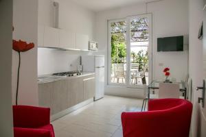 A kitchen or kitchenette at Residence Villa Ofelia