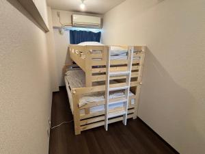 Cette petite chambre comprend des lits superposés. dans l'établissement Riverside Omori, à Tokyo