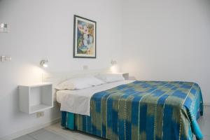 A bed or beds in a room at Residence Villa Ofelia Még 37 kép