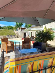 Bazén v ubytování Le Manoir des Prés nebo v jeho okolí + 3 fotografie