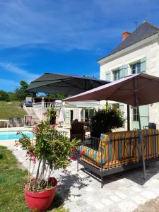 Bazén v ubytování Le Manoir des Prés nebo v jeho okolí