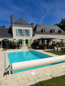 Bazén v ubytování Le Manoir des Prés nebo v jeho okolí