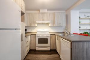 Køkken eller tekøkken på Cozy and Spacious Condo Downtown